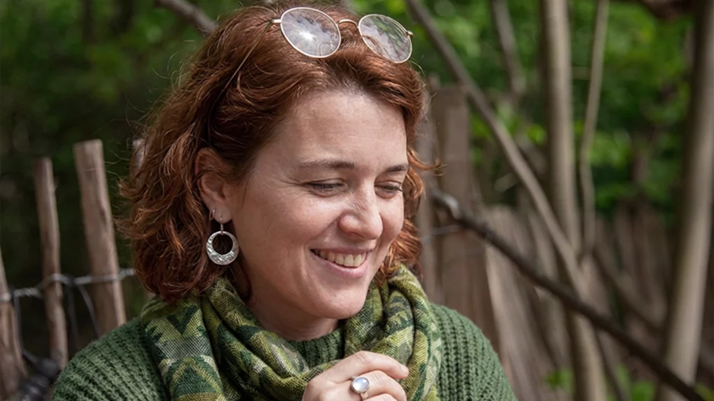 Portrait de femme souriante en extérieur, exemple de photo de profil féminine naturelle