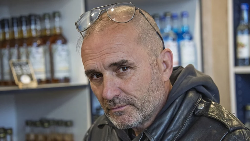 Portrait d'homme au regard direct dans un bar, exemple de photo de profil masculine réussie