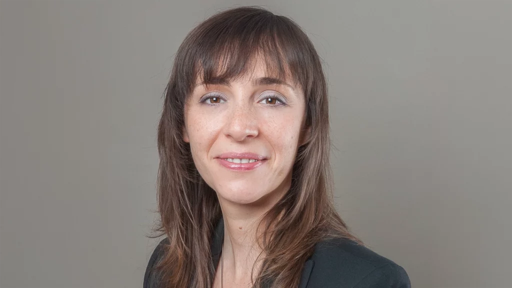 Portrait corporate sur fond neutre, exemple de photo professionnelle pour LinkedIn et CV